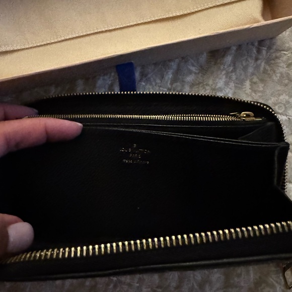 Louis Vuitton Black Zippy Wallet - Picture 8 of 12